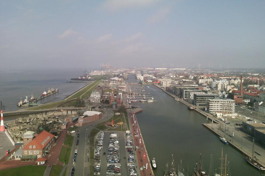 View from the Sail City Viewing Plattform towards the redeveloped New Harbour and the Container Terminals in Bremerhaven's North, Summer 2015.