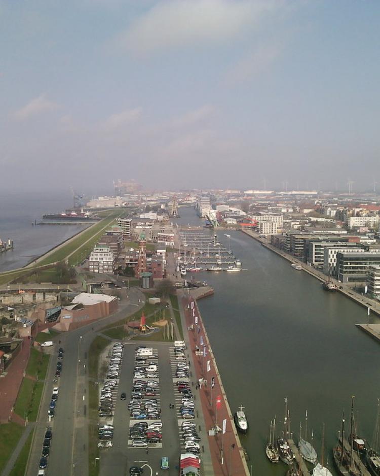 View from the Sail City Viewing Plattform towards the redeveloped New Harbour and the Container Terminals in Bremerhaven's North, Summer 2015.